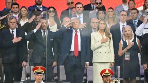 El presidente Donald Trump saluda junto a la primera dama Melania Trump durante el desfile del 250 aniversario del ejército en Washington.