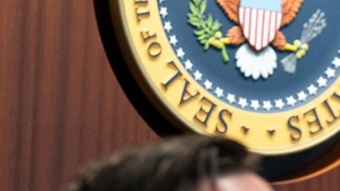 El presidente Donald Trump (d), y el vicepresidente J.D. Vance en la Sala de Situación, el sábado 21 de junio de 2025, en la Casa Blanca.