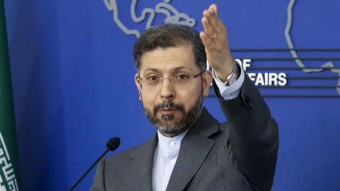 El viceministro de Relaciones Exteriores de Irán, Saeed Khatibzadeh, le advirtió a EE.UU. que no se una a los ataques israelíes.