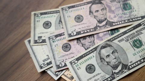 ¿Cómo son los billetes de $5 de colección que pueden valer miles de dólares?