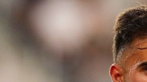 El delantero del Columbus Crew, Diego Rossi, hace un gesto al público durante la segunda mitad de un partido de la MLS contra los Vancouver Whitecaps el sábado 14 de junio de 2025 en Columbus, Ohio. (Foto AP/Jeff Dean)