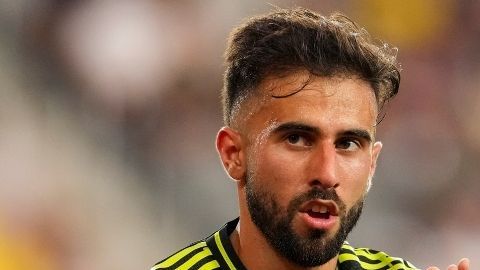El delantero del Columbus Crew, Diego Rossi, hace un gesto al público durante la segunda mitad de un partido de la MLS contra los Vancouver Whitecaps el sábado 14 de junio de 2025 en Columbus, Ohio. (Foto AP/Jeff Dean)