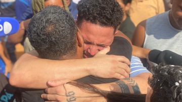 "Es un infierno lo que vivimos": un barrio de Venezuela festeja el regreso de 4 repatriados entre denuncias de abusos en el CECOT