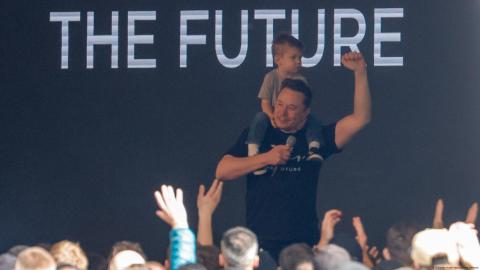 "Baby Grok": Elon Musk anuncia aplicación de IA para niños