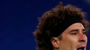 l portero del América, Luis Malagón, hace un gesto durante un partido de la liga mexicana de fútbol contra los Pumas en el Estadio Azteca de la Ciudad de México, el sábado 22 de abril de 2023. (Foto AP/Moisés Castillo)