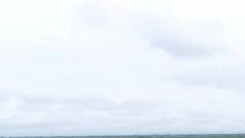 Una casa arrancada de sus cimientos por la repentina crecida del río Concho quedó varada en medio de una autopista en San Angelo, Texas.Imagen: Patric
