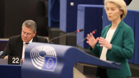 UE alarga suspensión de aranceles de represalia contra EEUU