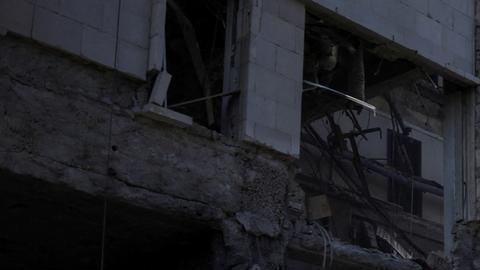 Dos hombres caminan entre los escombros de un edificio destruido por un ataque aéreo israelí en Damasco, la capital siria.