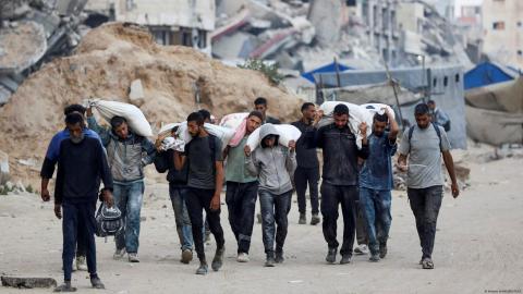 Israel lanza víveres en paracaídas a gazatíes hambrientos