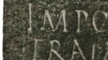 Restauración de una inscripción dañada Fragmento de un diploma militar de bronce procedente de Cerdeña, otorgado por el emperador Trajano a un marinero de un buque de guerra.