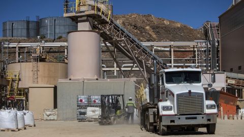 El plan del gobierno de Trump para explotar minerales de tierras raras en EE.UU. y contrarrestar el monopolio de China