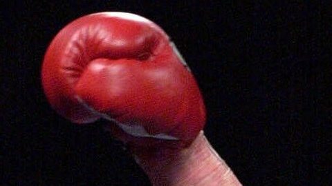 El mexicano Ricardo "Finito" López, montado en los hombros de un miembro de la cuadrilla de la esquina, celebra su victoria por nocaut sobre el sudafricano Zolani Petelo en el Madison Square Garden de Nueva York el sábado 29 de septiembre de 2001. López, de 35 años, derribó a Petelo en el segundo asalto y lo liquidó a los 1:32 del octavo, para su 50.ª victoria contra un empate. Fue su 37.º nocaut. (Foto AP/Laura Rauch)