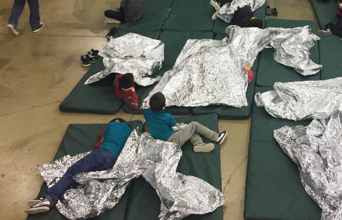 "Es hora de salir de EEUU, los encontraremos", el mensaje del Gobierno a niños inmigrantes