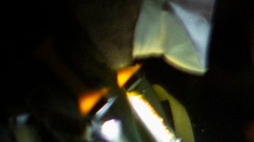 Davidson Jair, de 7 años, responde a las preguntas de un agente de la Patrulla Fronteriza.