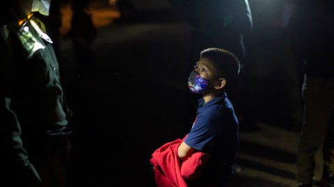 Davidson Jair, de 7 años, responde a las preguntas de un agente de la Patrulla Fronteriza.