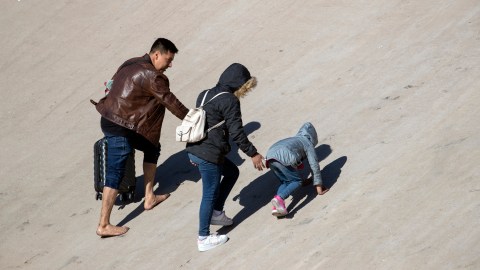 "Es hora de salir de EEUU, los encontraremos", el mensaje del Gobierno a niños inmigrantes
