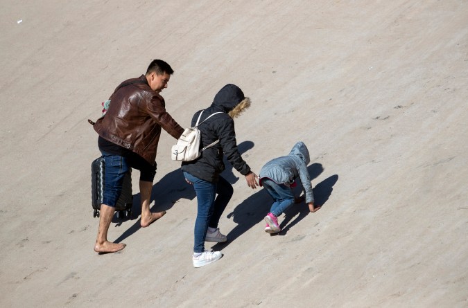"Es hora de salir de EEUU, los encontraremos", el mensaje del Gobierno a niños inmigrantes