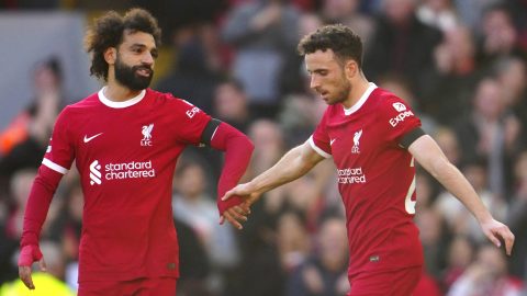 Diogo Jota junto a Mohamed Salah.
