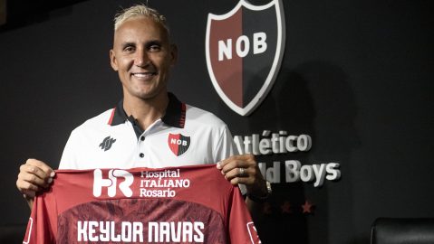 Costa Rica's soccer player Keylor Navas poses for a photo during his official presentation as Newell's Old Boys' new goalkeeper in Rosario, Argentina, Friday, Jan. 24, 2025. (AP Photo/Farid Dumat Kelzi)
