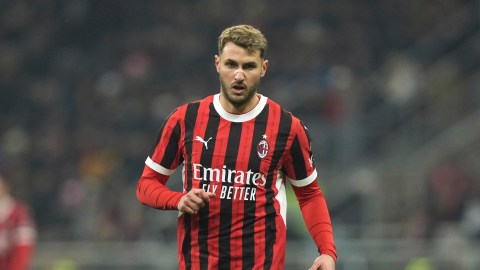 AC Milan's Santiago Gimenez runs during the Serie A soccer match between AC Milan and Inter Milan at the San Siro stadium, in Milan, Italy, Wednesday, Feb. 5, 2025. (AP Photo/Antonio Calanni)