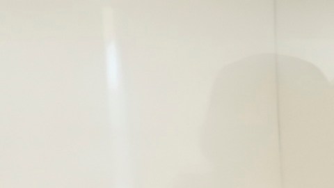 Fentanilo y cocaína se muestran bajo una campana extractora ante la secretaria de Seguridad Nacional, Kristi Noem (derecha).
