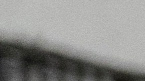 Guardias penitenciarios de El Salvador trasladan a presuntos pandilleros venezolanos, deportados de Estados Unidos, al Centro de Confinamiento del Terrorismo (CECOT).