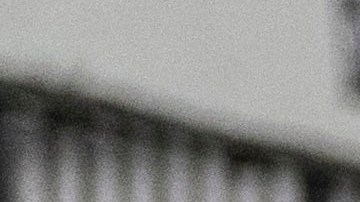 Guardias penitenciarios de El Salvador trasladan a presuntos pandilleros venezolanos, deportados de Estados Unidos, al Centro de Confinamiento del Terrorismo (CECOT).