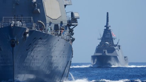 El cañón de riel fue instalado en uno de los barcos de la Fuerza de Autodefensa Marítima de Japón