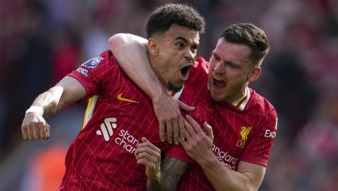 Luis Diaz (i) celebra un gol del Liverpool con Andrew Robertson.