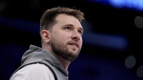El escolta de los Lakers de Los Ángeles, Luka Doncic, calienta antes del Juego 2 de una serie de playoffs de primera ronda de la NBA contra los Timberwolves de Minnesota en Los Ángeles, el martes 22 de abril de 2025. (AP Foto/Eric Thayer)