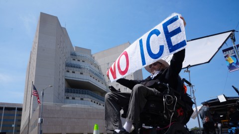 Un veterano sostiene un cartel que dice "NO ICE" afuera del Centro de Detención Metropolitano en Los Ángeles.