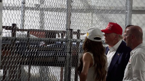 Alligator Alcatraz tiene capacidad para albergar alrededor de 3,000 inmigrantes.