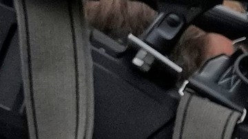 King Combs (izquierda) y Raven Tracy salen del tribunal federal de Manhattan antes de la audiencia de prometida de Sean "Diddy" Combs