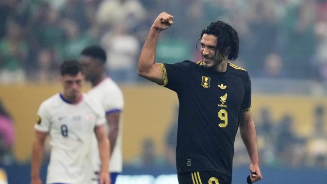 Raúl Jiménez celebra su gol que le dio a México el empate de 1-1 contra Estados Unidos en la final de la Copa Oro realizada en Houston.