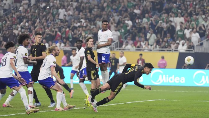 Édson Álvarez se lanza de palomita para anotar el gol del campeonato de México en la Copa Oro 2025 contra Estados Unidos en Houston.