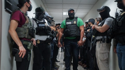 Agentes migratorios operan en casi cualquier espacio, incluidas cortes.
