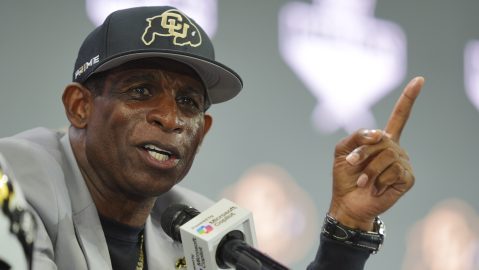 Deion Sanders durante una conferencia hace unas semanas.