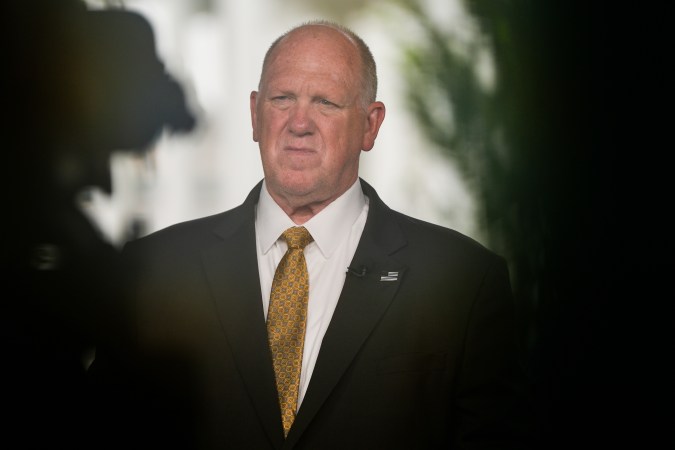 Kristi Noem y Tom Homan prometen “inundar” Nueva York con agentes migratorios tras ataque a oficial de CBP