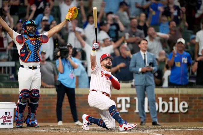 Kyle Schwarber, cañonero de los Philadelphia Phillies, reacciona tras conectar el jonrón que les dio a las estrellas de la Liga Nacional un emotivo triunfo sobre las de la Liga Americana en el partido realizado en Atlanta.