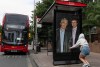 Activistas en el Reino Unido colocaron un cartel que muestra al presidente Trump y a Epstein.