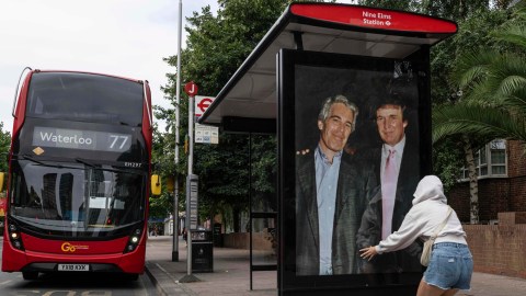 Activistas en el Reino Unido colocaron un cartel que muestra al presidente Trump y a Epstein.
