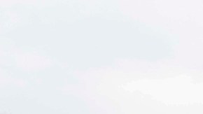 Un cartel en una parada de autobús cerca de la embajada de EE.UU. en Londres muestra al presidente Donald Trump y a Jeffrey Epstein.