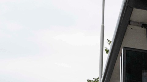 Un cartel en una parada de autobús cerca de la embajada de EE.UU. en Londres muestra al presidente Donald Trump y a Jeffrey Epstein.