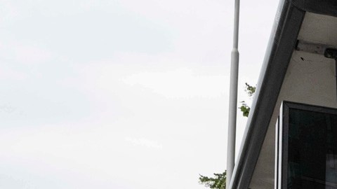 Un cartel en una parada de autobús cerca de la embajada de EE.UU. en Londres muestra al presidente Donald Trump y a Jeffrey Epstein.