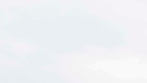 Un cartel en una parada de autobús cerca de la embajada de EE.UU. en Londres muestra al presidente Donald Trump y a Jeffrey Epstein.