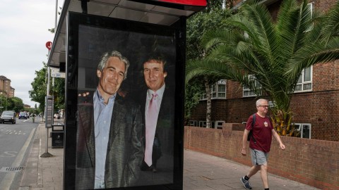 Un cartel en una parada de autobús cerca de la embajada de EE.UU. en Londres muestra al presidente Donald Trump y a Jeffrey Epstein.