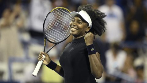 Venus Williams celebra su victoria ante Peyton Stearns en el Abierto de Washington, el martes 22 de julio de 2025. (AP Foto/Nick Wass)