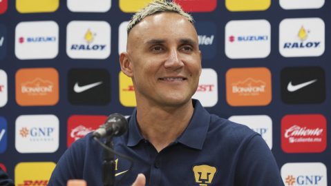Keylor Navas con la camiseta de Pumas.
