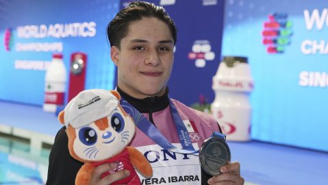 Osmar Olvera muestra su medalla de plata, la segunda que obtiene en Singapur.