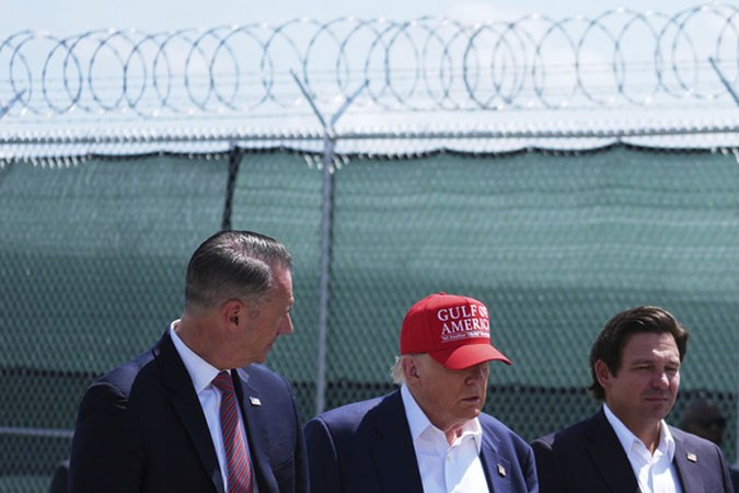 Donald Trump y Ron DeSantis, junto a otros funcionarios del gobierno, recorrieron las instalaciones de “Alligator Alcatraz”.